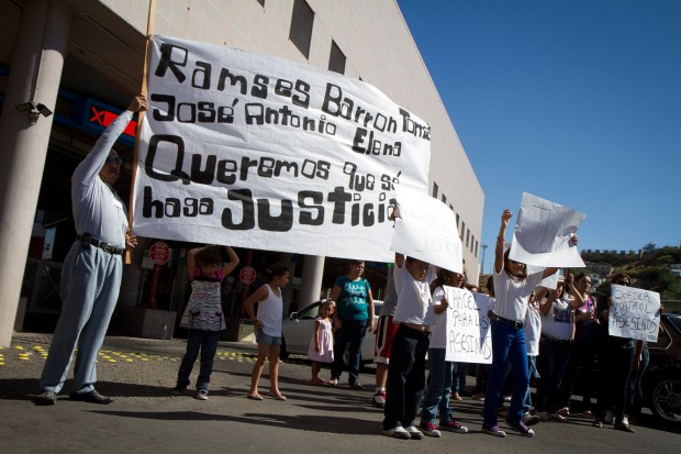 Family and friends protest shooting deaths in Nogales, Son.